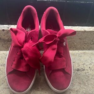Hot Pink Suede Puma Sneakers with Bow ties sz 8.8